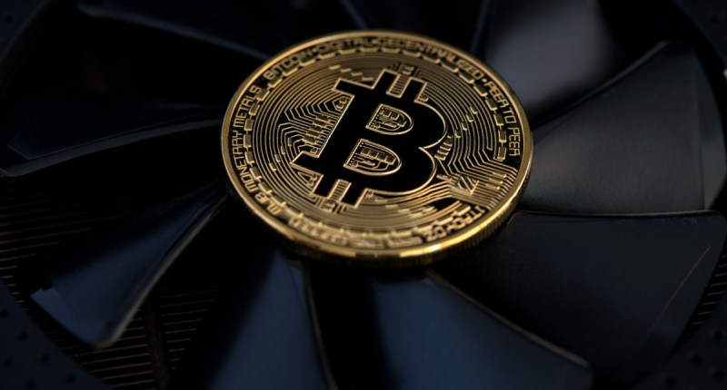 Moeda de Bitcoin em cima de cooler