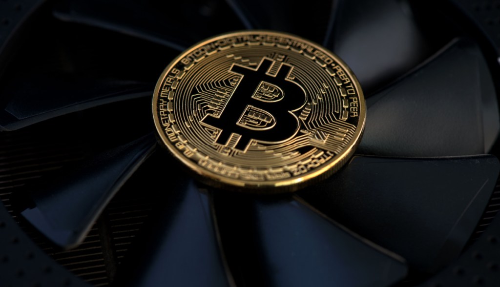 Moeda de Bitcoin em cima de cooler