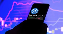 celular com logo da circle usd coin USDC com grafico ao fundo