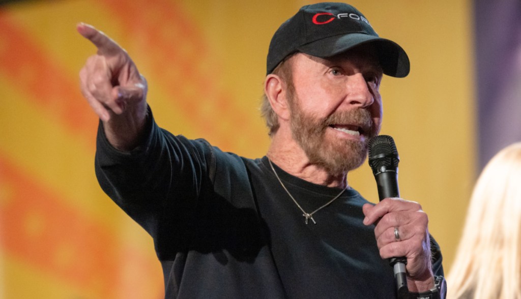 Imagem da matéria: Empresa cripto promovida por Chuck Norris deixa  investidores em prejuízo bilionário
