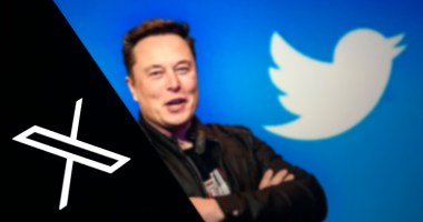 Elon Musk sorri no meio dos logotipos do Twitter e X