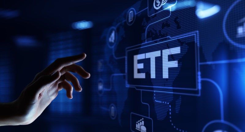 Imagem da matéria: Manhã Cripto: Bitcoin e Ethereum estacionam após ETFs movimentarem US$ 4,6 bilhões na estreia