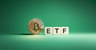 moeda de Bitcoin ao lado de letreiro com ETF