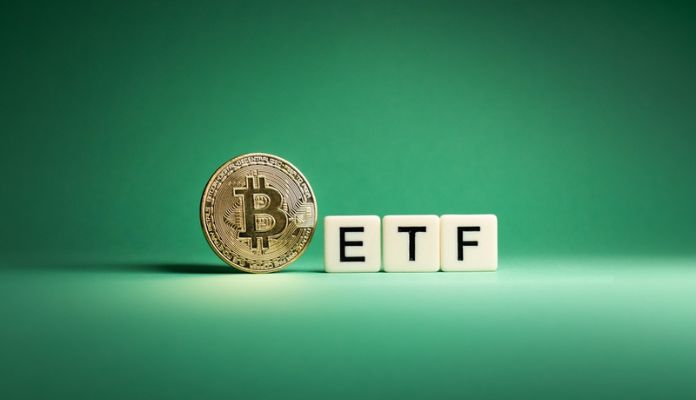 moeda de Bitcoin ao lado de letreiro com ETF