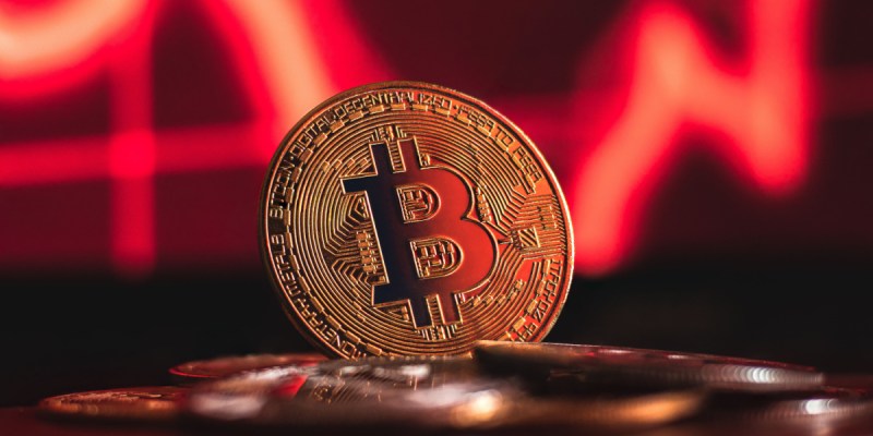 Imagem da matéria: Bitcoin Assusta os Governos, Diz John McAfee