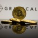moeda de bitcoin e logo da grayscale ao fundo