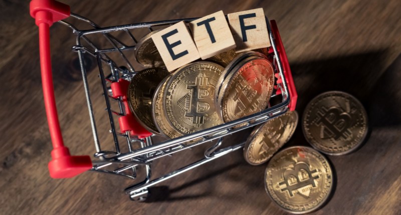 moedas de bitcoin e ETF em carrinho