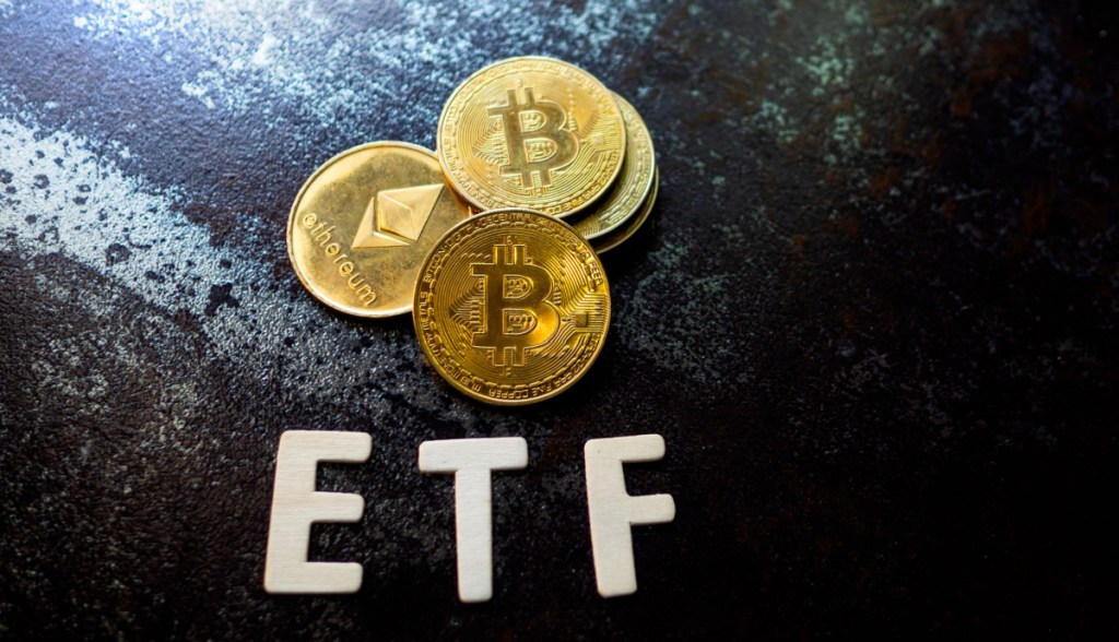 moedas de bitcoin e letras ETF