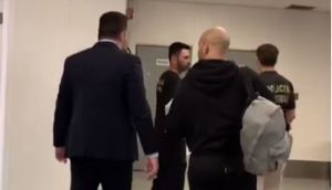 Imagem da matéria: Golpistas que se inspiravam no "Lobo de Wall Street" são deportados para o Brasil
