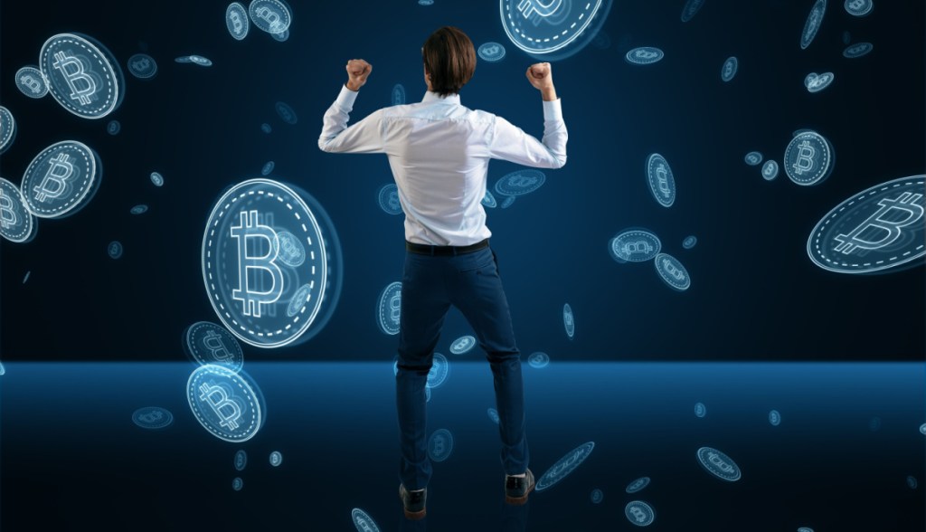 Homem feliz envolto a ilustrações de Bitcoin