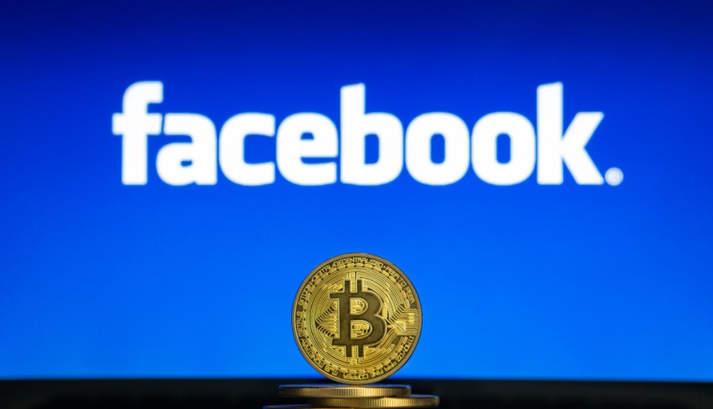 Moeda de Bitcoin à frente de logotipo Facebook