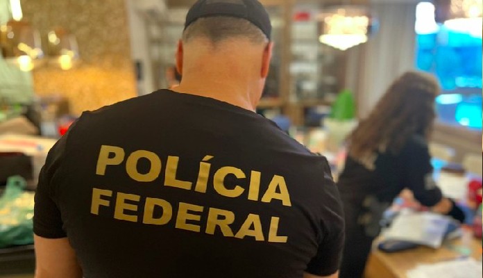 Agentes da Polícia Federal emoperação contra russos radicados noBrasil