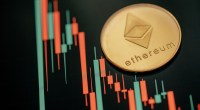 moeda de ethereum ao lado de grafico de preço