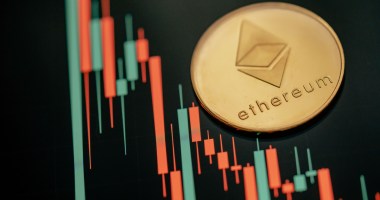 moeda de ethereum ao lado de grafico de preço