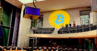 Símbolo gigante do Bitcoin é projetado no interior do Parlamento alemão