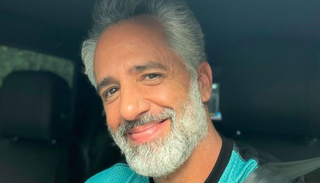 Ike Levy faz selfie dentro do carro