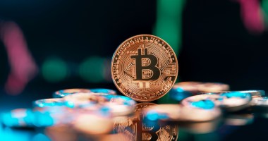 Moedas de Bitcoin sobre mesa espelhada