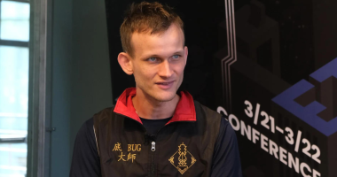 Vitalik Buterin posa para foto na ETH Taipei 2024