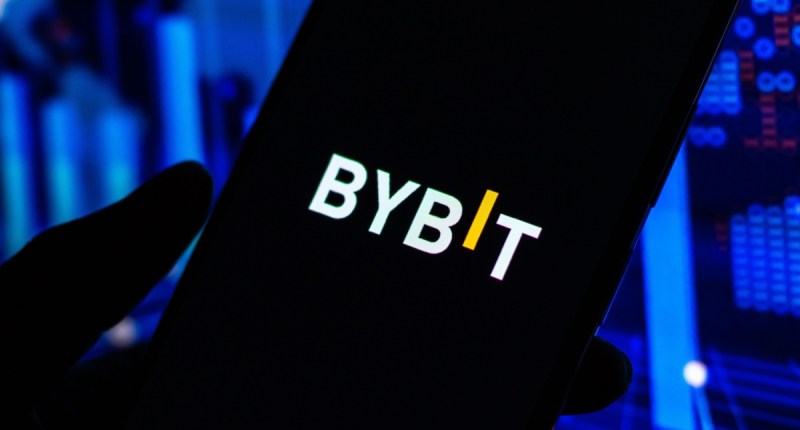 celular com o logo da exchange de criptomoedas bybit