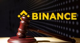 martelo de juiz com logo da binance no fundo