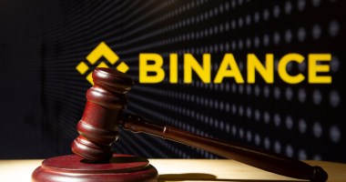 martelo de juiz com logo da binance no fundo