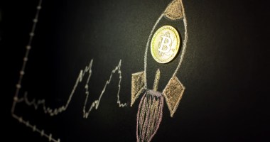 moeda de bitcoin em desenho de foguete decolando