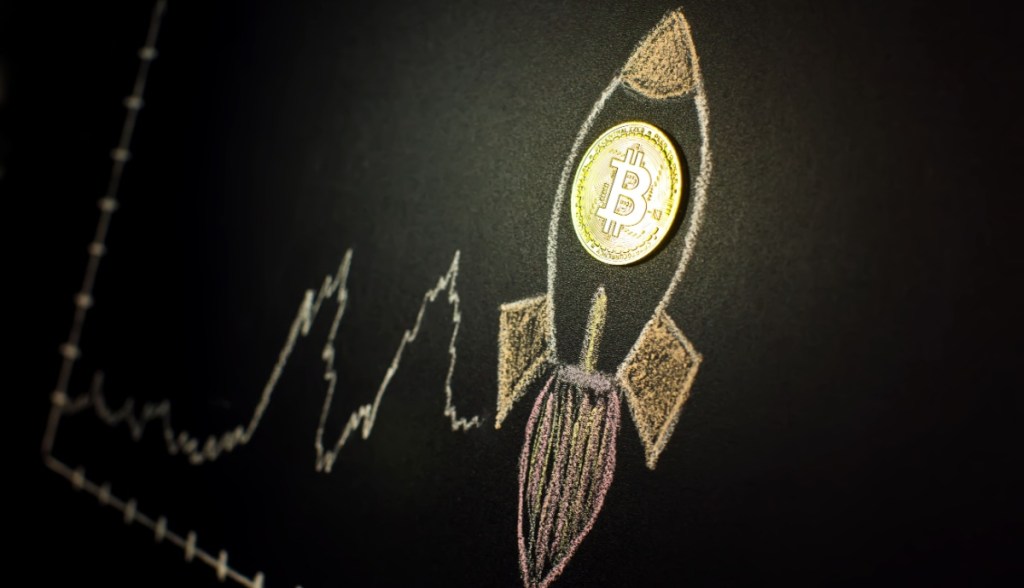 moeda de bitcoin em desenho de foguete decolando