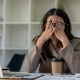 mulher desesperada sentada em mesa de escritório