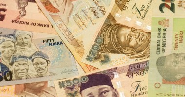 notas de naira espalhadas