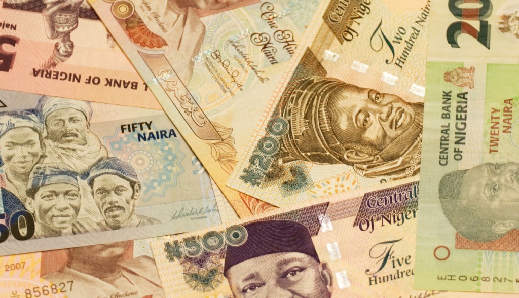 notas de naira espalhadas