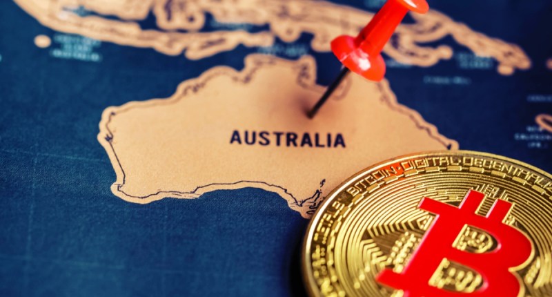 Moeda de bitcoin ao lado de mapa da Austrália