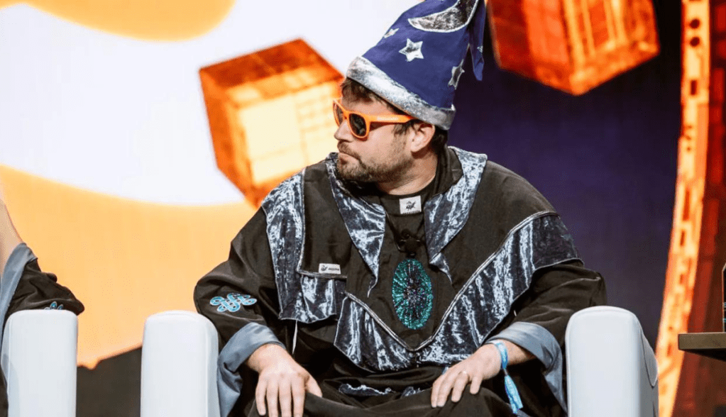 Udi Wertheimer vestido de mago no Bitcoin 2023. Imagem: Taproot Wizards