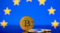 moeda de bitcoi à frente de bandeira da união europeia