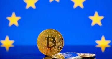 moeda de bitcoi à frente de bandeira da união europeia