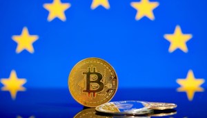 moeda de bitcoi à frente de bandeira da união europeia