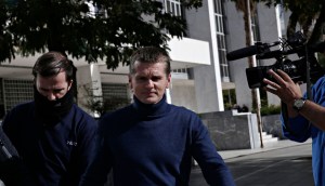 Alexander Vinnik sendo escoltado para um tribunal na Grécia em 2017