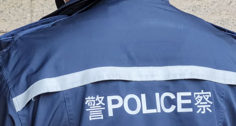 Costas de um policial de Hong Kong