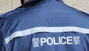 Costas de um policial de Hong Kong