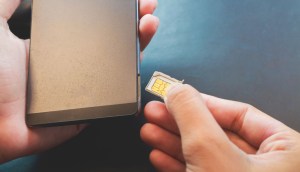 Pessoa inserindo chip no celular
