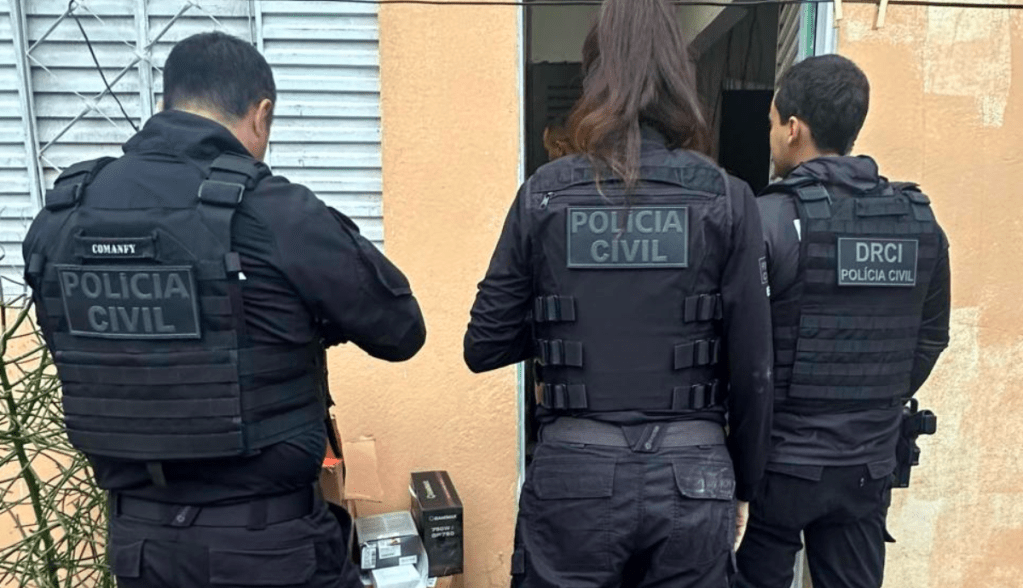Três policiais na porta de suspeito de tráfico de drogas no MT