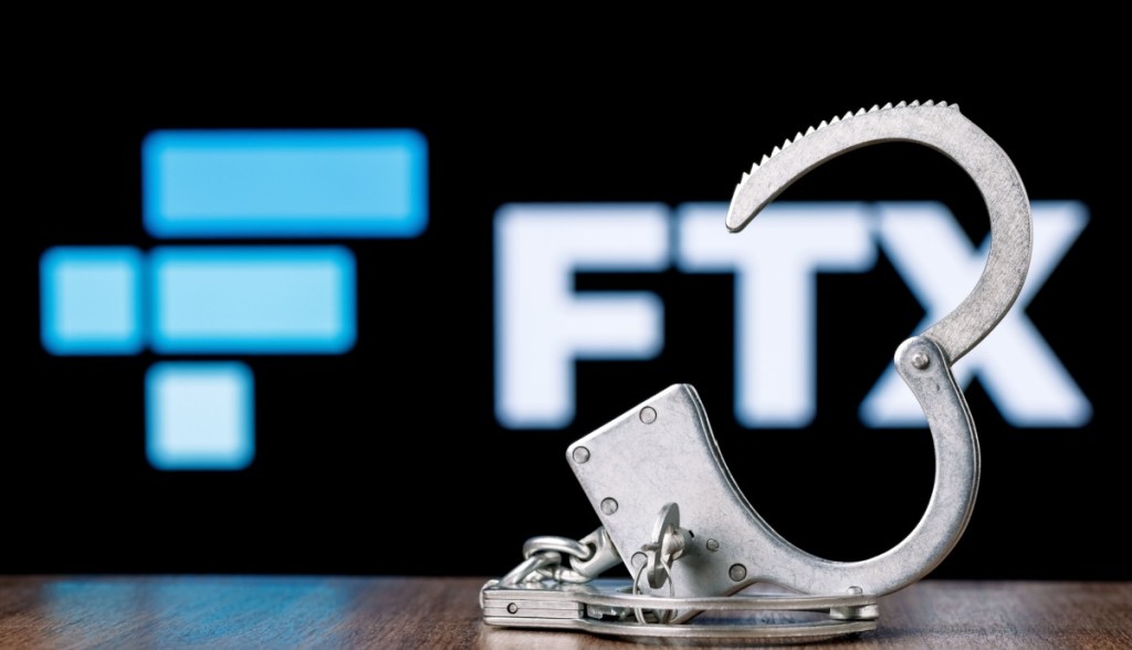 algema se detaca à frente de fundo esboçado do logo da FTX