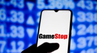 celular com logo GameStop com fundo azul