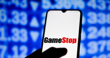 celular com logo GameStop com fundo azul