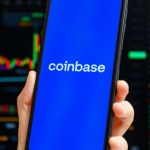 Ações da Coinbase disparam 40% no mês e fecham no maior nível da história
