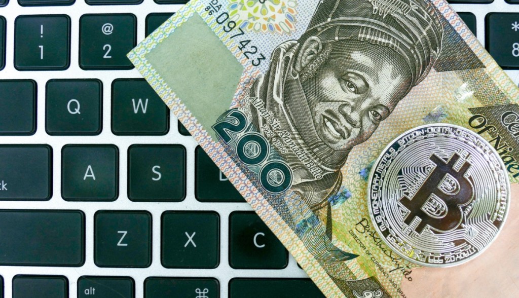 moeda de bitcoin sob nota de dinehiro da nigéria