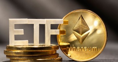 Sigla ETF ao lado de moeda dourada de Ethereum