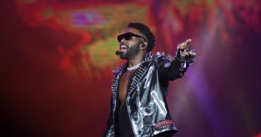 Jason Derulo canta no palco