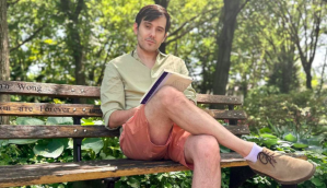 Martin Shkreli o Pharma Bro, posa para foto em banco de praça