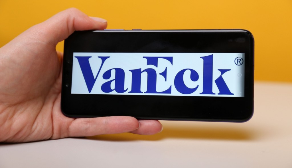 mão segura smartphone com logotipo da Vaneck