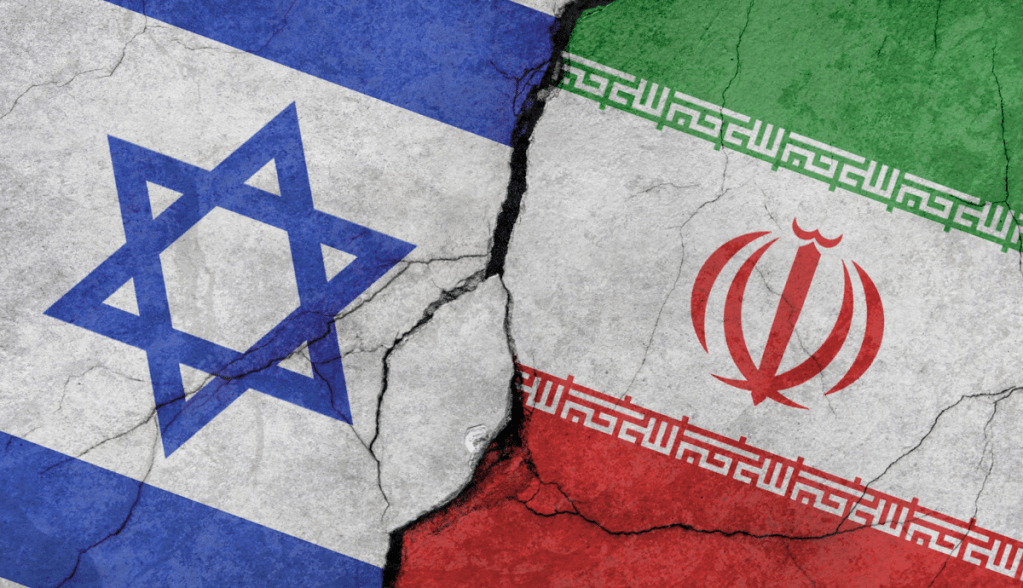 Bandeiras de Israel e Irã em parede de concreto com rachaduras